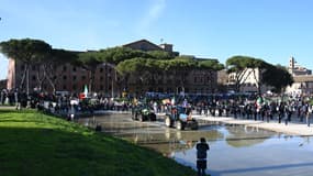 Des agriculteurs se rassemblent à Rome, sur un grand stade antique de la ville, le Circus Maximus, lors d'une manifestation pour demander de meilleures conditions de travail, le 15 février 2024.
