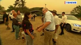 Des Australiens s'en prennent au Premier ministre en visite dans une ville ravagée par les incendies 