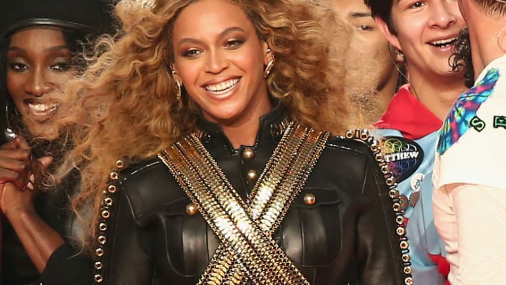 Beyoncé à la mi-temps du Super Bowl, le 7 février 2016. Beyoncé à la mi-temps du Super Bowl, le 7 février 2016.