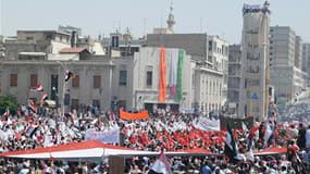 Manifestation à Hama. Des centaines de milliers de Syriens ont défilé dans les rues vendredi à l'issue des traditionnelles prières hebdomadaires, selon des témoins et des membres de l'opposition, plus que jamais déterminés à faire plier Bachar al Assad ma