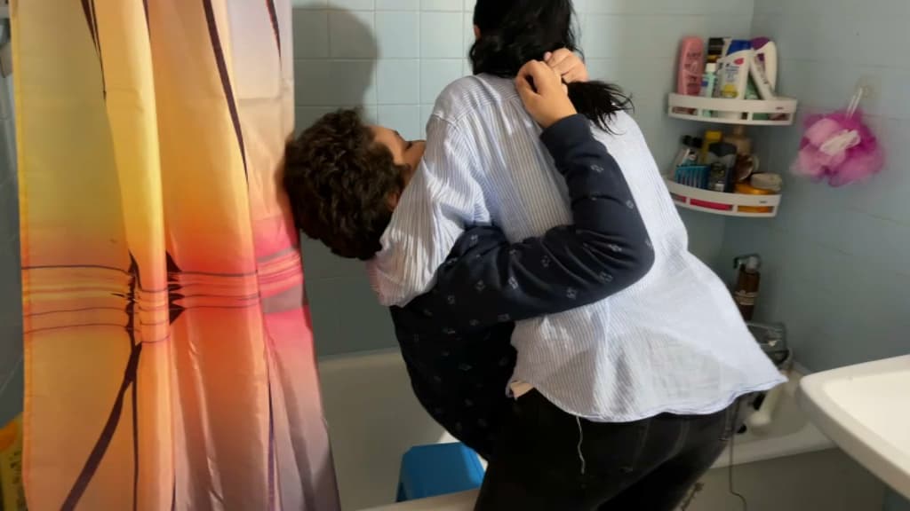 Karima doit porter Rayane jusqu'à la baignoire pour qu'il puisse se laver.
