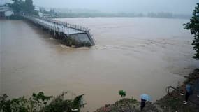 Pont endommagé dans la province de Jiangxi. Selon la presse locale, les pluies torrentielles qui s'abattent sur le sud de la Chine depuis une semaine ont fait 175 morts et 107 disparus. /Photo prise le 21 juin 2010/REUTERS