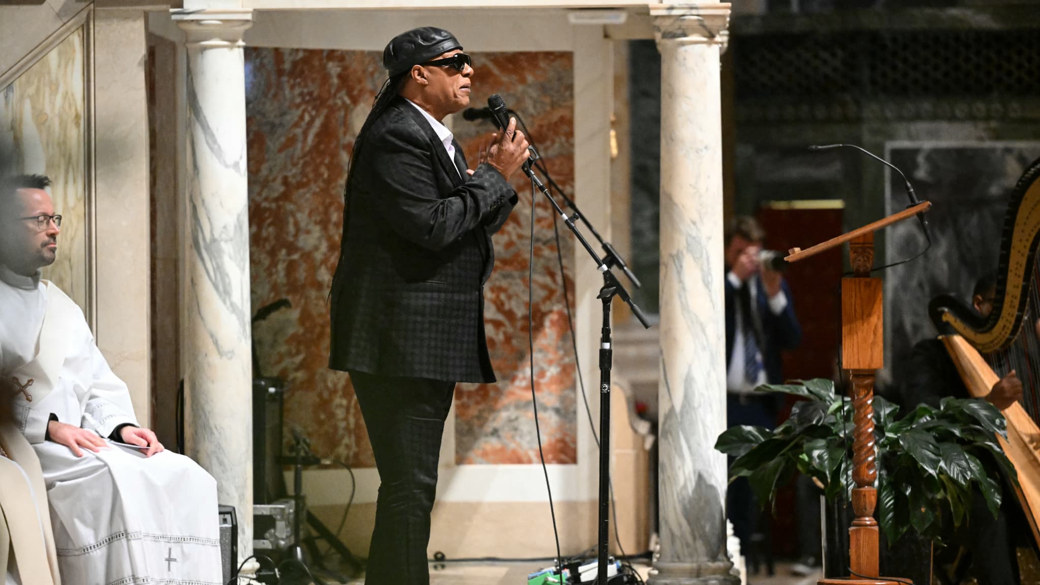 Le chanteur américain Stevie Wonder dans la cathédrale Saint-Mathieu de Washington lors de l'hommage à Ethel Kennedy mercredi 16 mars 
