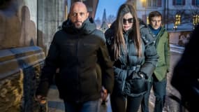 Les propriétaires du bar Le Constellation, Jacques Moretti (à gauche) et Jessica Moretti (au centre), arrivent pour une audience au bureau du procureur général du canton du Valais, à Sion, le 9 janvier 2026.