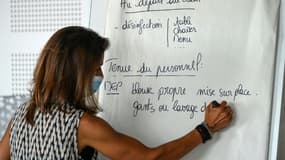 Un enseignant explique les nouvelles règles sanitaires aux étudiants de l'école hotelière 
Georges Frèche à Montpellier, le  2 juin 2020