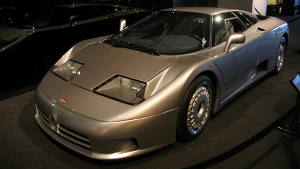 La Bugatti EB110 est une supercar produite entre 1991 et 1995.