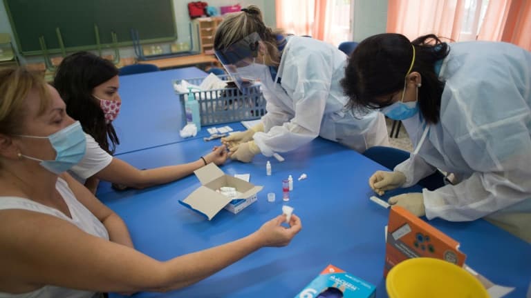 Des enseignants se soumettent à des tests PCR avant la rentrée scolaire, le 1er septembre 2020 à Ronda, dans le sud de l'Espagne (photo d'illustration)