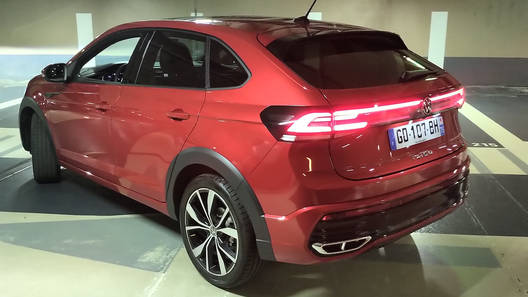 Le Taigo se distingue par son arrière façon "fastback" qui le fait ainsi entrer dans la catégorie des SUV Coupé.