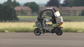 Ce scooter roule de manière autonome