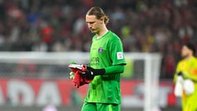 Matvey Safonov en train de vérifier son antisèche avant les tirs au but de PSG-Flamengo, le 17 décembre 2025