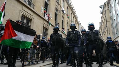Des policers devant Sciences Po Paris lors d'un mouvement de blocage le 26 avril 2024