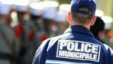 Détail d'un uniforme de police. (Illustration)