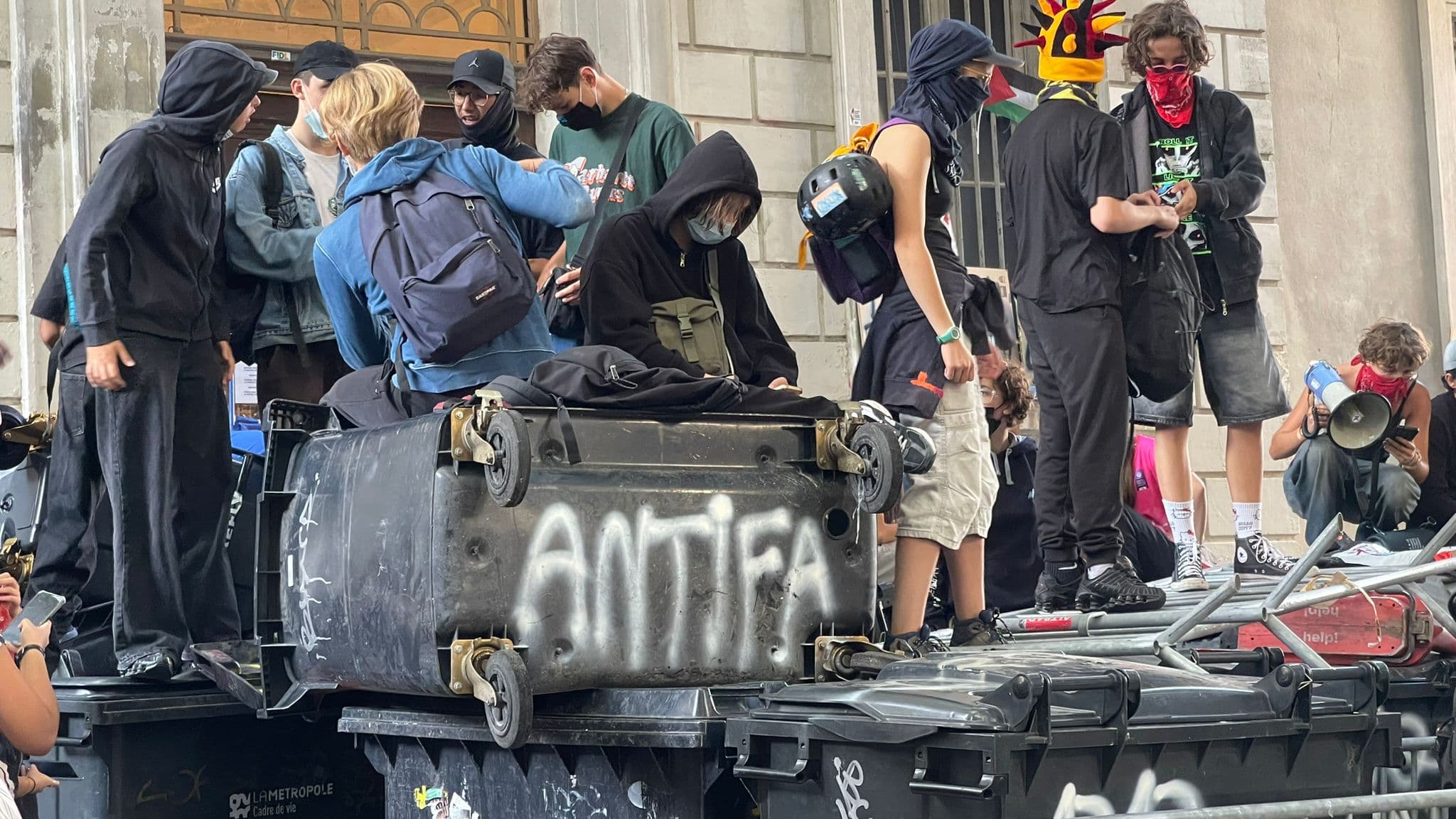 MANIFESTATIONS DU 18 SEPTEMBRE: 75 BLOCAGES COMPLETS OU PARTIELS DE LYCÉES, SELON LE MINISTÈRE