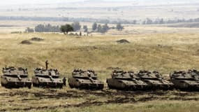 Des chars et des soldats israéliens près de la frontière syrienne dans les hauteurs du Golan le 10 mai 2018
