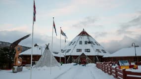 Des enfants jouent le 27 novembre 2017 devant le centre Arran d'activité sami dans le village de Drag, situé dans la commune de Tysfjord, secouée par un grand déballage sur des agressions sexuelles massives.