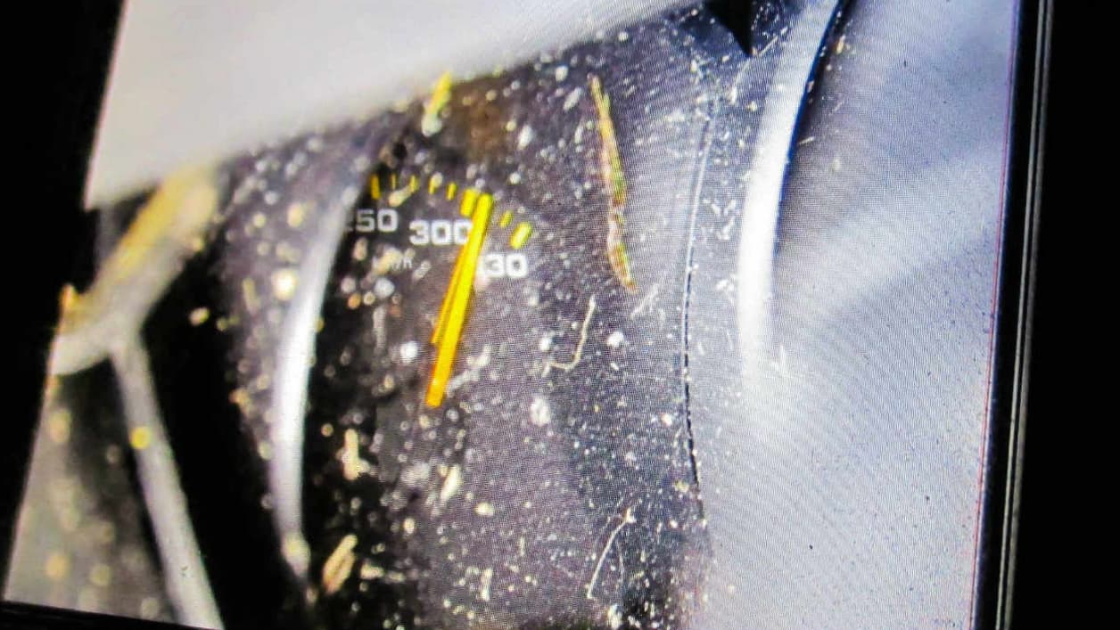 Le compteur était bloqué à 300 km/h. Le compteur était bloqué à 300 km/h.