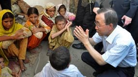 Le secrétaire général des Nations unies Ban Ki-moon, dans un camp de victimes des inondations dans la province pakistanaise de Punjab. Ban Ki-moon a exhorté la communauté internationale à accélérer l'acheminement de l'aide au Pakistan, lors d'une visite d