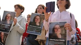 Manifestation de soutien à l'enseignante Cécile Kohler, détenue en Iran, le 14 mai 2023 à Paris.