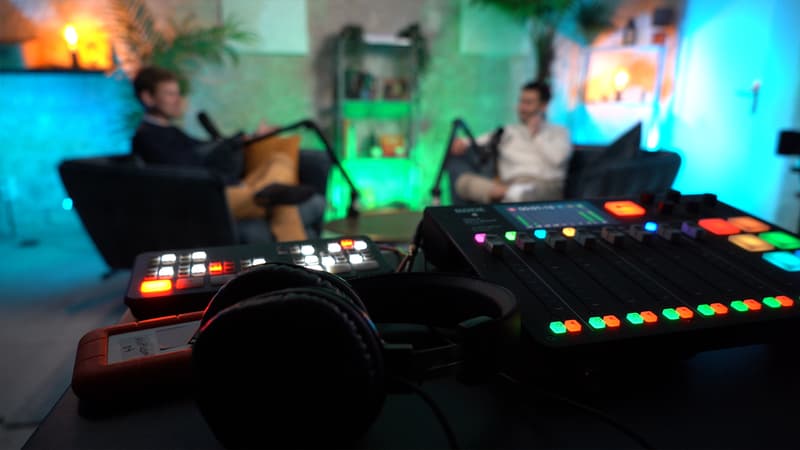 independant.com offre des formations dans le domaine de la création du contenu et possède son studio Podspace. 