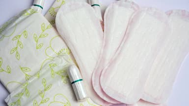 Des serviettes hygiéniques et des tampons.