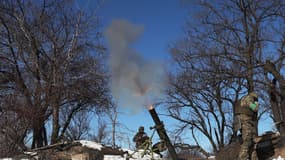 Des militaires ukrainiens tirent un mortier en direction de la position russe sur une ligne de front non loin de Bakhmout, dans la région de Donetsk, le 20 février 2023. (illustration)