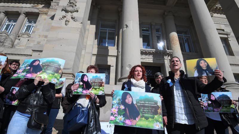 Des proches de Sophie Le Tan devant le tribunal de Strasbourg, le 28 mars 2019 (photo d'illustration)