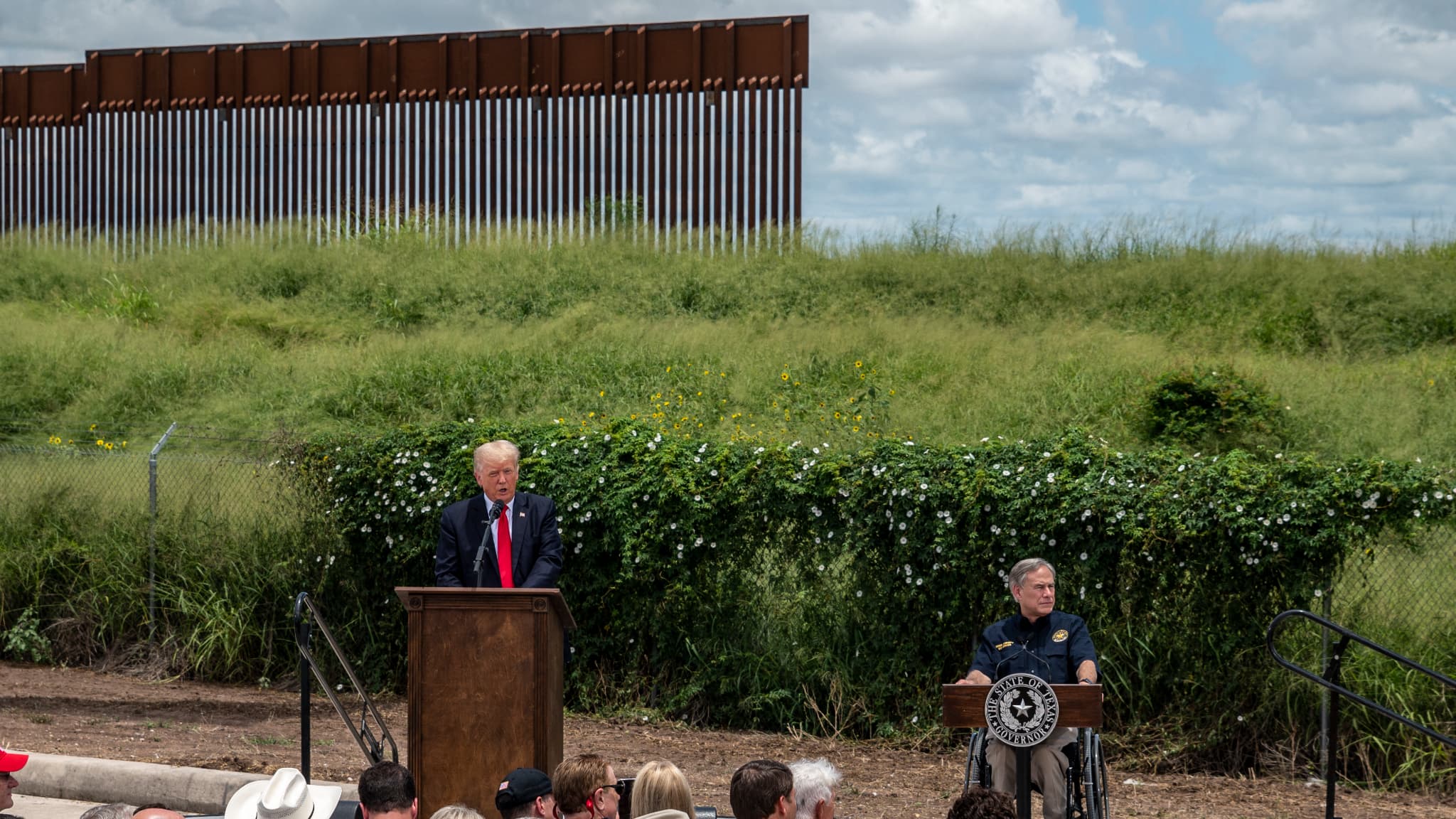 Donald Trump et le gouverneur du Texas Greg Abbott, lors d'une visite sur le chantier du mur entre les États-Unis et le Mexique, le 30 juin 2021. Donald Trump et le gouverneur du Texas Greg Abbott, lors d'une visite sur le chantier du mur entre les États-Unis et le Mexique, le 30 juin 2021.