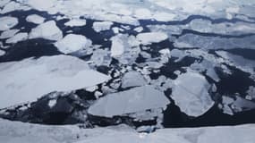 Photo illustrant la fonte des glaces au Groenland.
