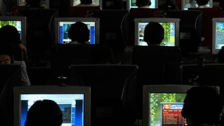Près de 650.000 internautes ont été rappelés à l'ordre et 60 récidivistes ont fait l'objet d'une instruction depuis les débuts, il y a 18 mois, de la Haute autorité chargée de lutter contre le téléchargement illégal (Hadopi). /Photo d'archives/REUTERS/Str
