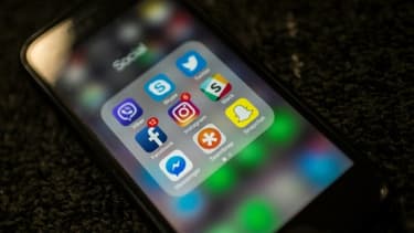 Un étudiant sur cinq (20%) passe plus de 6 heures par jour sur son smartphone et près de sept étudiants sur dix le consultent moins de dix minutes après leur réveil, révèle un sondage Opinionway publié jeudi par la Smerep
