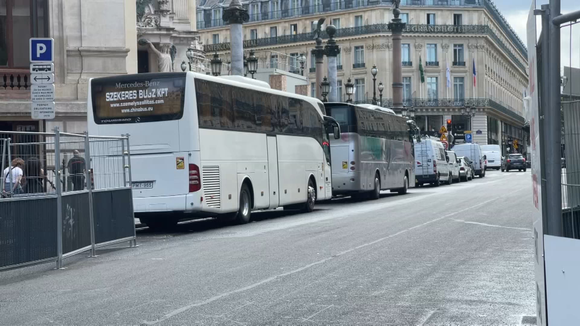 "UNE POLLUTION VISUELLE", "DIFFICULTÉ POUR CIRCULER"… PARIS VEUT LIMITER LES CENTAINES DE CARS QUI DÉVERSENT DES TOURISTES DANS LA CAPITALE CHAQUE JOUR