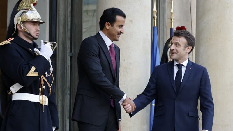 Emmanuel Macron (à droite) serre la main de l'émir du Qatar Cheikh Tamim ben Hamad al-Thani (au centre) à l'Elysée le 15 février 2023.