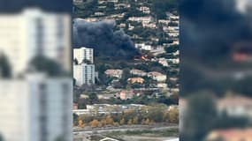 L’incendie dégage un important panache de fumée visible depuis l’ouest de Nice ce jeudi 14 décembre.