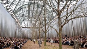 Des mannequins présentent les créations Chanel dans un décor forestier au Grand Palais, le 6 mars 2018 à Paris. 
