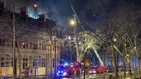 Les pompiers tentent d'éteindre un vaste incendie qui s'est déclaré le lundi 27 janvier dans la mairie du 12e arrondissement de Paris