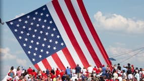 Drapeau américain hissé lors du meeting de Donald Trump à Butler en Pennsylvanie, le 13 juillet 2024.