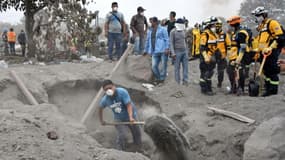 Des habitants et des membres d'un équipe de secours (d) recherhent des victimes du Volcan de Feu, le 10 juin 2018 à San Miguel Los Lotes, au Guatemala