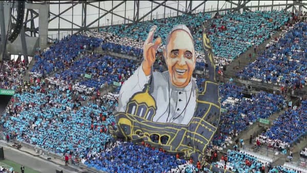 Le tifo des supporteurs marseillais pour l'arrivée du pape François au stade Vélodrome le samedi 23 septembre
