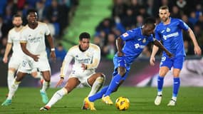 Jude Bellingham au duel avec Djene Dakonam lors d'un match Getafe-Real, à Madrid le 1er février 2024