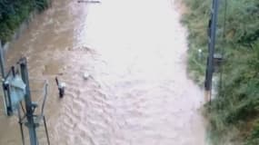 Rues et rails sous l'eau, les inondations filmées par les habitants
