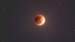 La "super Lune" prendra une couleur rouge-orangée lundi matin. 