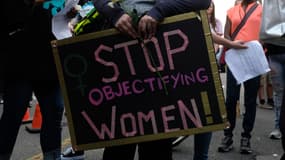 "Arrêtez d'objectiver les femmes", sur la pancarte d'une manifestante en Californie le 10 novembre 2018