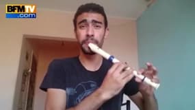 Il réalise du beatbox à l’aide d’une flûte à bec