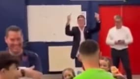Jean-Marc Furlan répond à ses joueurs dans le vestiaire du SM Caen.