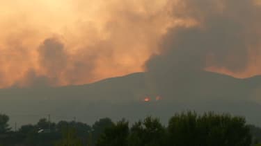 Vue de Cébazan, dans l'Hérault, en proie aux flammes ce mercredi.