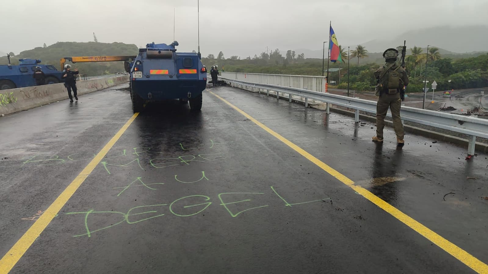 Des gendarmes déployés sur la route entre Nouméa et l'aéroport