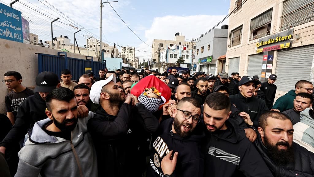 La foule porte le corps du Palestinien Mohammed Manasra, 25 ans, tué dans des affrontements avec l'armée israélienne dans le camp de réfugiés de Qalandia (Cisjordanie), le 5 décembre 2023