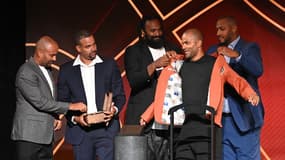 Ronny Turiaf et Boris Diaw remettent la tenue orange du Hall of Fame de la NBA à Tony Parker, le 11 août 2023.