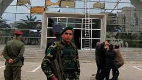 Devant le siège du Rassemblement constitutionnel démocratique (RCD), l'ancien parti au pouvoir, à Tunis, où l'enseigne est démontée. La Tunisie observe à partir de vendredi trois jours de deuil en hommage aux dizaines d'émeutiers tués durant le mois de ma