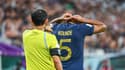 Jules Koundé qui enlève son collier lors de France-Pologne, Coupe du monde 2022